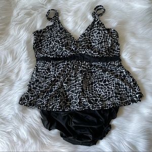 🖤🖤TRIMSHAPER ONE PIECE SWIMSUIT
